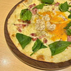 半熟卵とベーコン、ほうれん草