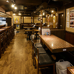 テーブルを繋げて、10名様前後のお集まりにも対応いたします！部署の飲み会やプチ同窓会など、少し人数の多いお集まりでも同じテーブルで盛り上がれます☆