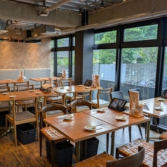 おしゃれで明るい雰囲気の店内は女子会、合コンなどにも最適◎気軽な雰囲気でのデートやご宴会など様々なシーンでご利用いただけます。時間を気にせずゆっくりお食事をご堪能ください。