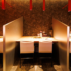 お一人様でのご利用に最適なカウンター席を完備しています。お仕事帰りやサクッと食事をしたい時やお一人様、大切な方とのデートにもおすすめです。記念日や誕生日などの特別なシーンも、楽しく彩ります。