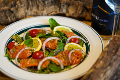 ホームメイドスモークサーモン　自家製ディップソースと胡桃パン