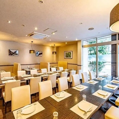 15名様から最大35名様までご利用可能なレストランフロアは、開放感のある雰囲気で居心地抜群です。同窓会、歓迎会、送別会などの中規模宴会、各種イベント後の打ち上げなど様々なシーンにマッチします。ご希望のレイアウトなどございましたらお気軽にご連絡ください。