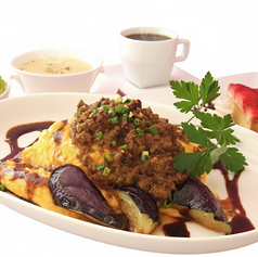 【香り・食欲を刺激】ナスと挽肉のドライカレーオムライス 価格：1,480円（税込 1,628円）