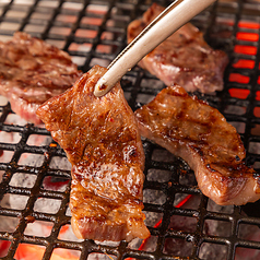 【炭火の香ばしさ】囲炉裏で仕上げる匠の焼肉