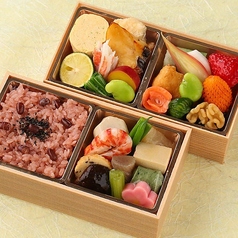 お祝い弁当向けに、お赤飯への変更も可能です。