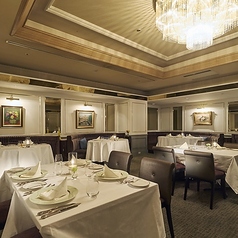 落ち着いた雰囲気の中で、ゆっくりとお食事をご堪能いただけるテーブル席。お席の距離感も程よく、会話も気兼ねなくお楽しみいただけます。