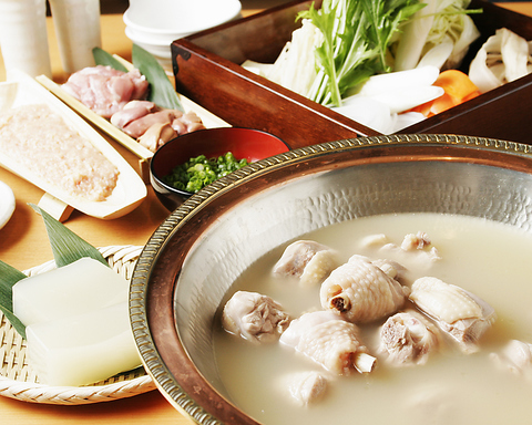 濃厚な白濁スープが自慢の水たきと、こだわり鶏料理を。博多もつ鍋も是非！