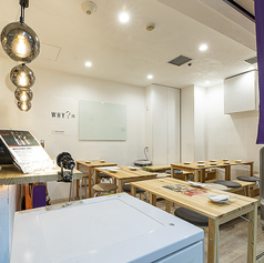 店内は、ナチュラルウッドを基調にした温かみのある空間。やさしい照明が灯る店内には、木の香りとともにゆったりとした時間が流れます。