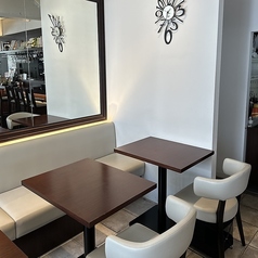 ソファ席はテーブルをお付けすればグループでのご利用も。コンセントもございますので、ゆったりとした作業スペースとしても。