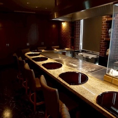 仕切り付きカウンター個室をご用意。10席ほどの程よい空間で、目の前の鉄板焼きの臨場感を楽しみつつ、落ち着いて商談や接待に最適。大切な方のおもてなしにも喜ばれる上質な時間をお届けします。