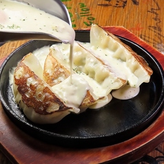 鉄板チーズまみれ餃子