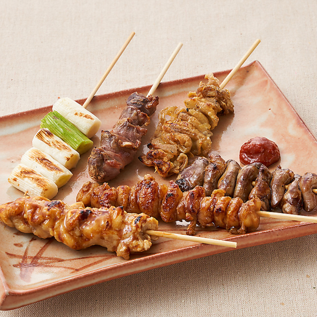 お酒との相性抜群な定番メニュー、揃ってます！串焼き、刺身、揚げ物などおつまみメニューが充実◎