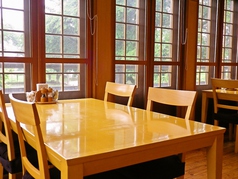 4名用のテーブル席です