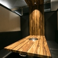 【完全個室(4～6名様向け)】木目調のテーブルがシックな雰囲気のソファー席は、仕事仲間との焼肉宴会に。
