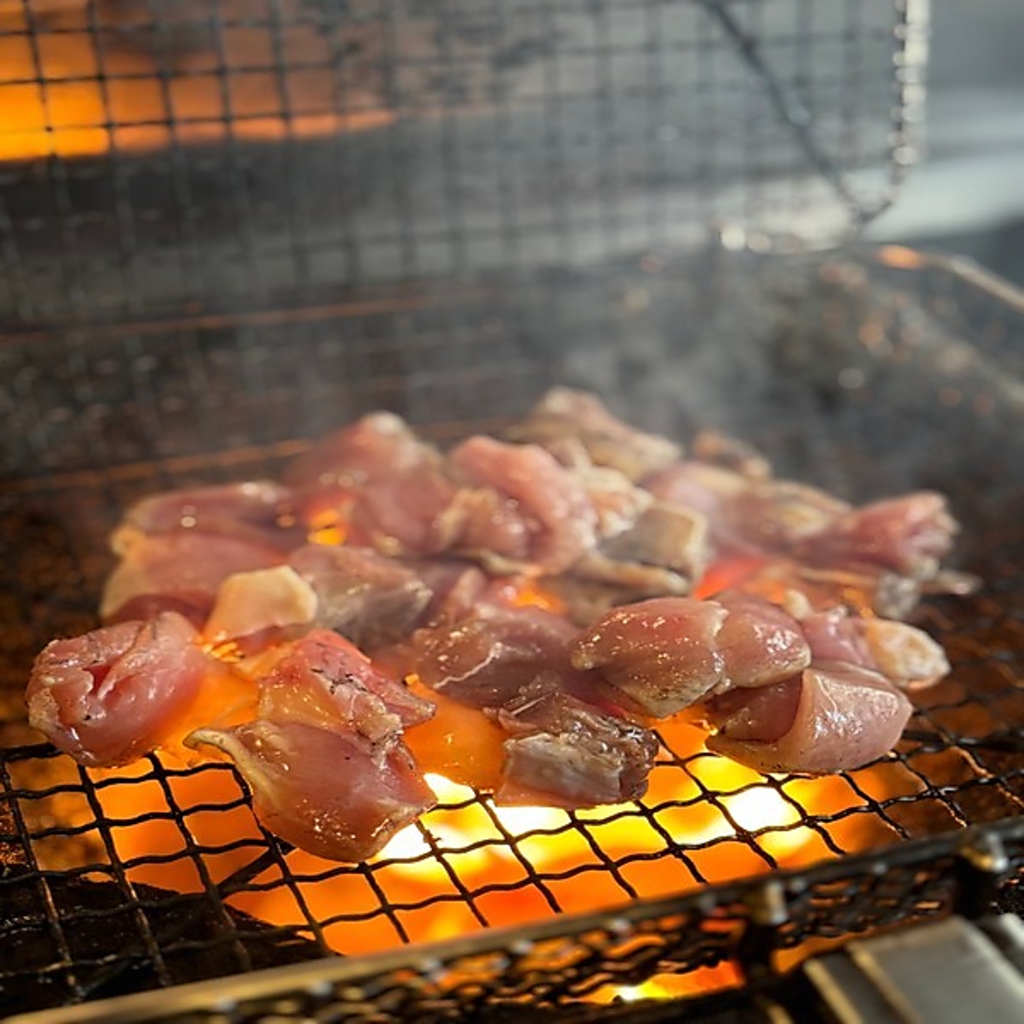 一番のウリはコレ！！宮崎地頭鶏(じとっこ）の炭火焼き！豪快に焼き上げるもも焼きは絶品！