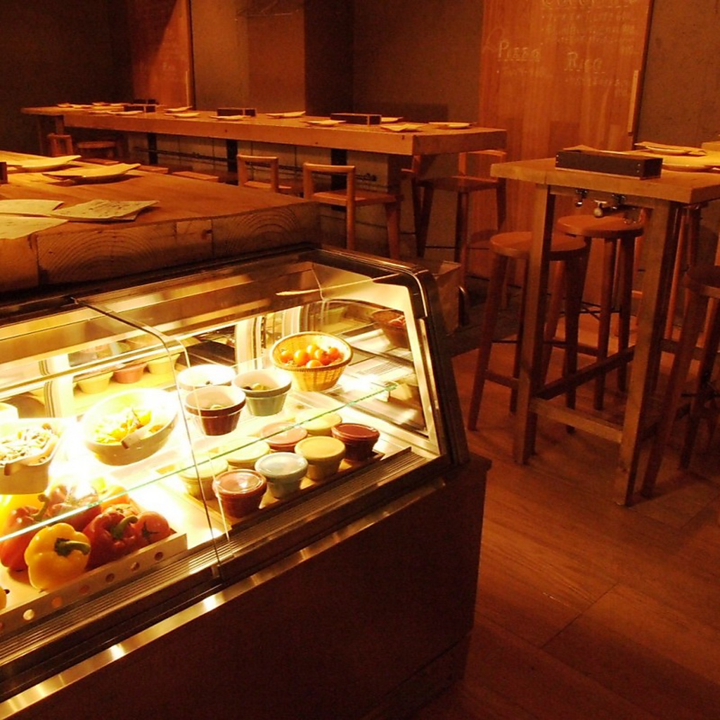 古材で家具を、樽材をフローリングに採用したりとモノを長く使い続けるという観点でデザイン☆