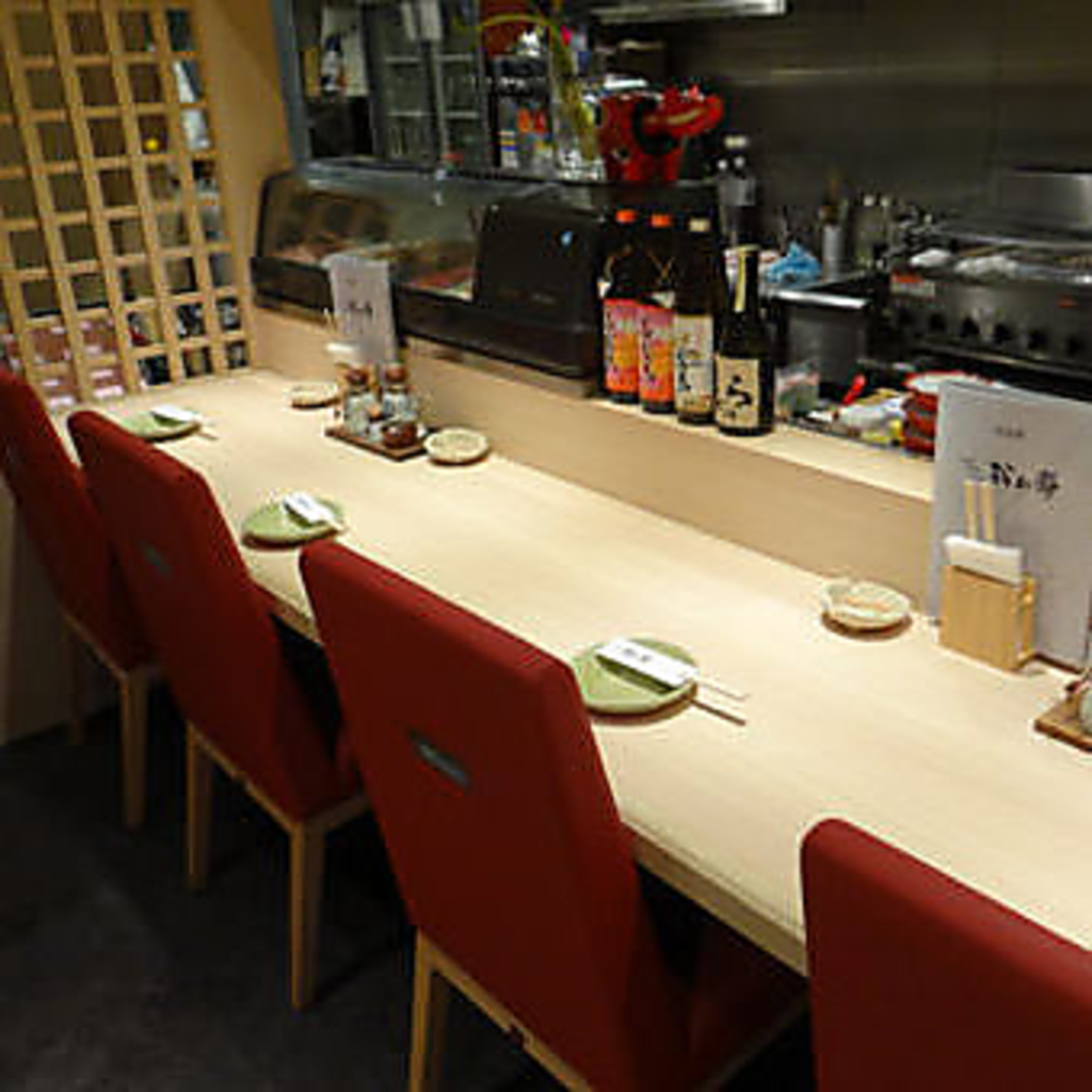 たまにはひとりでゆっくりお食事を楽しみたい方に◎大人な雰囲気漂うカウンター席で一杯いかが？