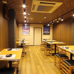 ゆったりとした時間が流れる店内には、使い勝手の良いテーブルを完備しております◎落ち着いた雰囲気のくつろげるスペースをご用意しており、ご友人同士の集まりから会社の同僚との飲み会まで幅広いシーンに最適です♪当店自慢の美味しいお酒や食事をゆっくりと楽しんでください!皆様のご来店を心よりお待ちしております◎