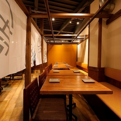 ●半個室席●ご利用人数に合わせて「のれん・ロールスクリーン」で仕切ることが可能で2名様から12名様迄対ご応可能です。13名様以上のご予約もご相談ください♪