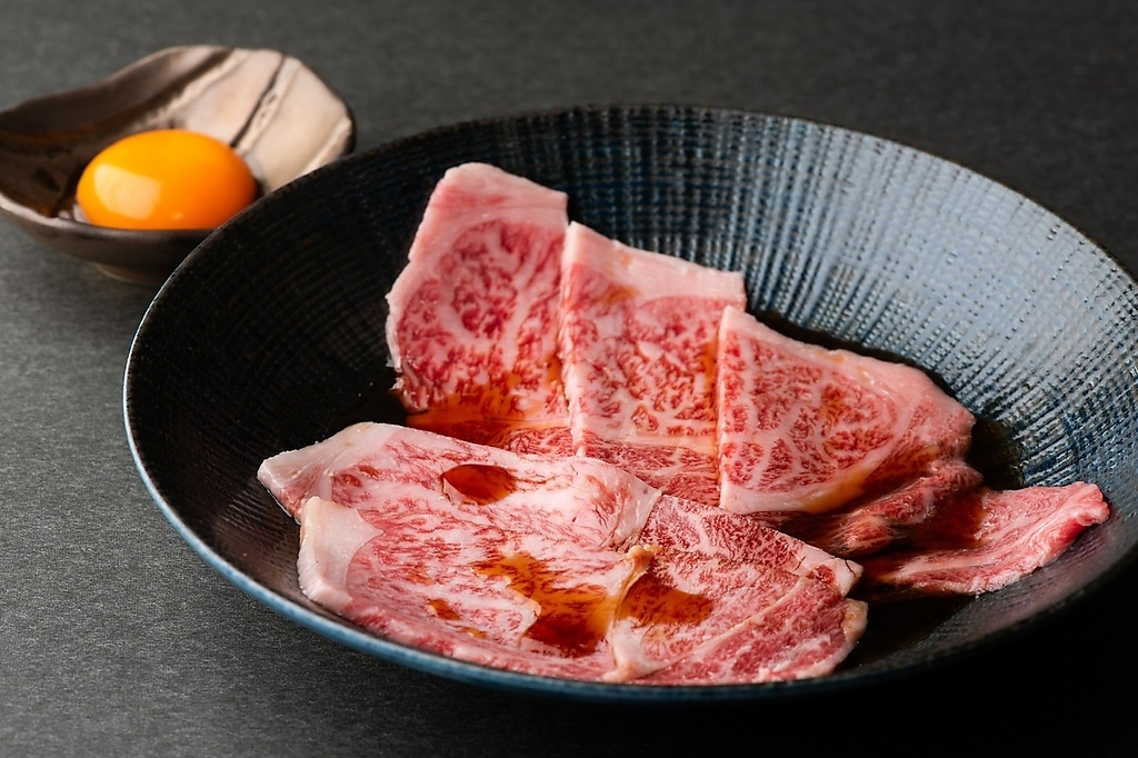 極上和牛を鉄網で3秒。卵黄にくぐらせて一口で。