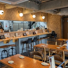 二名でのご利用はカウンター席がお勧め！店内は壁側が全面ガラス張りで明るく開放感があります。ライトなどの小物にもこだわったカジュアルな店内は、デートにもおすすめです◎