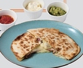 料理メニュー写真&nbsp;ビーフパストラミのチーズ挟み焼き ワカモレとサワークリーム添え