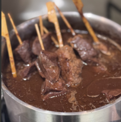 目の前で煮込まれる濃厚な味噌煮込み串!カウンター限定の逸品を。とろとろに煮込まれ、味が芯まで染みた大ぶりの肉は、お酒が進むこと間違いなし。一人飲みやサク飲みに最適なカウンター特等席で、熱々の光景を眺めながらご堪能ください。
