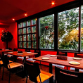 【Bistro dining リーベ 新宿三丁目本店】大きな窓が印象に残る空間。四季折々の風景をお楽しみ下さい。