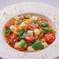 料理メニュー写真 トマトとモッツァレラチーズのパスタ