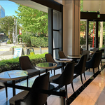 大きな窓から自然光が差し込み、開放的で高級感ある店内。ご家族でのお食事やデートにおすすめです。