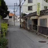 【駐車場のご案内】「しろやクリーニング」の路地を左へ進んでください。