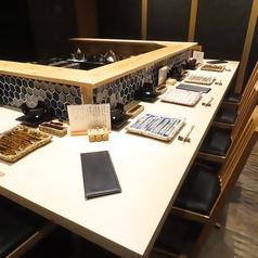 カウンターで焼き鳥とこだわりのお酒をお楽しみください