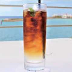 パンケーキに合うオリジナルブレンド豆を楽しむ。