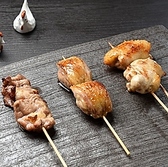 本家あべやは、比内地鶏生産責任者である阿部一茂より、新鮮で良質な丸鶏を毎日仕入れています。一羽一羽、店内で丁寧に捌き、皆様に安心・安全な比内地鶏をご提供することを心がけています。