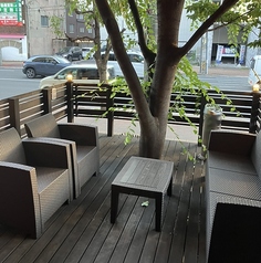 心地よい風を感じながら、仲間と特別なBBQを楽しみませんか？プライベート感溢れるおしゃれな屋外空間は、最大5名様まで利用可能。女子会や少人数での飲み会に最適です。極上の肉と旨い酒で最高の思い出を！