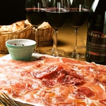 てんこ盛りの生ハムとワインの相性はばっちりです！