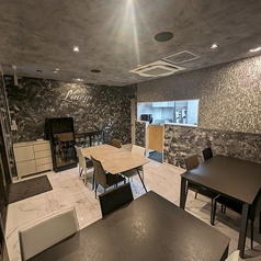 大人デートや大切な方と迎える記念日には、2名掛けのテーブル席をご利用ください。ゆったりとした時間の流れを感じながら、絶品のコース料理とお酒を心ゆくまでお楽しみいただけます。