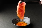 とろける和牛を卵黄にくぐらせる至福の一瞬