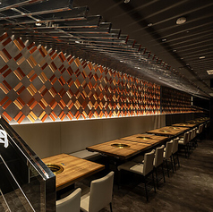 一般席のテーブルは、繋げることで10名様以上の大人数にも対応可能です。会社のご宴会や親戚の集まりなど、大人数での会食にぜひご利用ください。周りを気にせずわいわい盛り上がれる広々とした空間です。