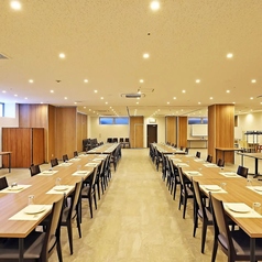 20名様から最大75名様の大規模宴会に最適なバンケットフロアです。最大の魅力は、音響設備やプロジェクターが無料で利用可能という点。会社の会議を兼ねた会食や、セミナー後の懇親会、結婚式の二次会など、演出にこだわりたい特別なシーンにおすすめです。記憶に残る華やかなパーティーをサポートします。