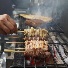 炭火で香ばしく焼き上げたお料理をご提供。