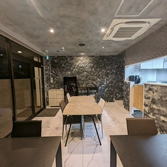 4名掛けのテーブル席は、ご友人同士の食事会やおしゃれな女子会に最適なお席です。高級感あるシックな店内は、上質な大人時間を演出します。お好きなドリンク片手に乾杯の後は、繊細で、彩りあふれる一皿をご堪能ください。