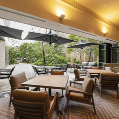 温かみのある照明とシックなインテリアが調和するテーブル席は、ゆったりとした間隔で設計されており、落ち着いた空間でお食事をお楽しみいただけます。大切な方とのディナーやご家族とのお祝い、友人とのランチ、接待や会食など、様々なシーンに対応可能です。日常から特別な夜まで、心地よい時間をお過ごしください。