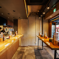 目の前はオープンキッチンとなっており、焼き場、板場のどちらも見ることが出来ます。臨場感を楽しみたい方にオススメです。