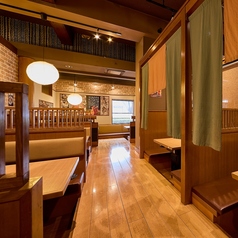 テーブルや、ひとつひとつ仕切られたBOX席もございます。