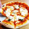 料理メニュー写真 トマトとバジルのピザ