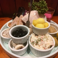 お得な おまかせ前菜 盛り合わせ (パン付き)