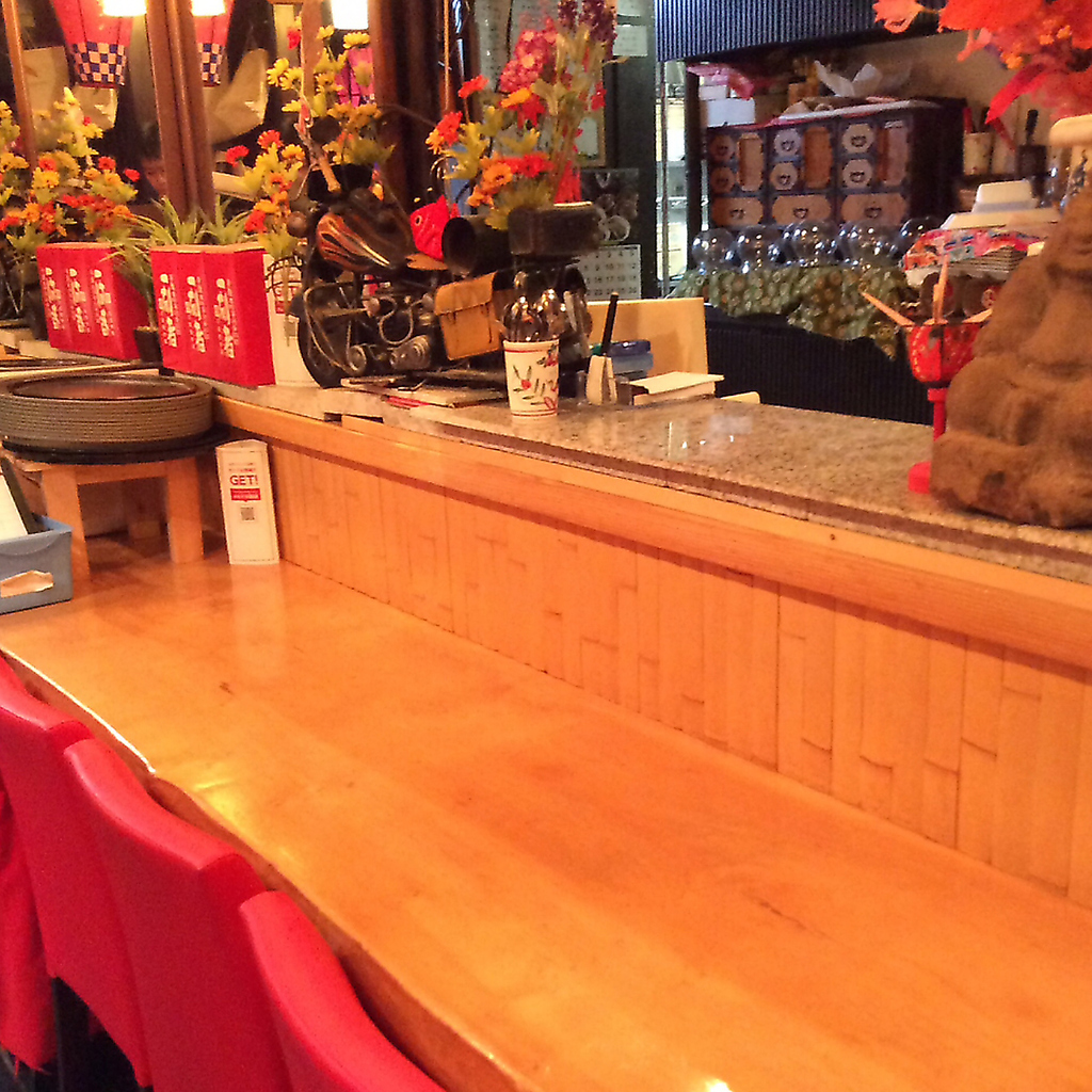 カウンター席はオシャレな小物に囲まれており、当店人気のお席となっております。おひとり様も歓迎！