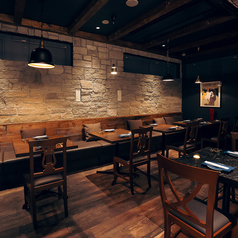 【アンティーク空間で寛ぐ贅沢時間】アンティーク調のインテリアと柔らかな照明が心地よい、居心地抜群のくつろぎ空間。ゆったり座れるブラウンソファは、デートや女子会、少し贅沢なランチにも最適。まるでヨーロッパのカフェに訪れたような雰囲気の中で、美味しい料理とともにゆったりとした時間をお楽しみください。