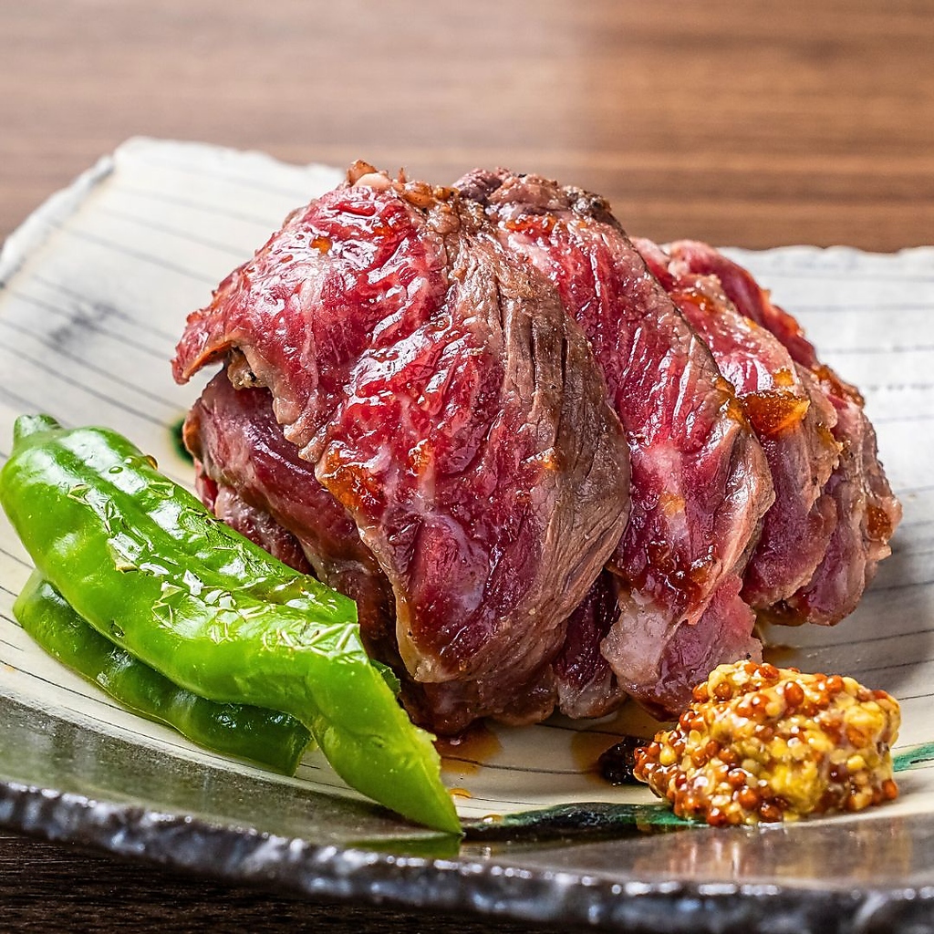 肉厚でジューシーな牛ハラミを、贅沢にステーキにしていただいたり、和牛を備長炭で焼いたり。